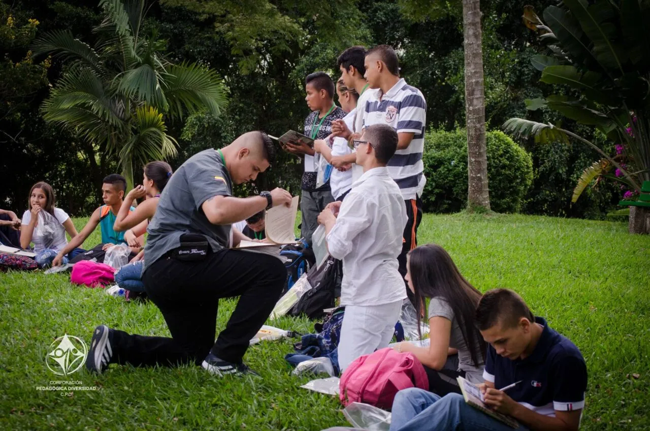 Jóvenes participando en una actividad de la Corporación